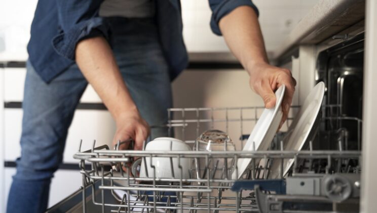 Как правильно ухаживать за посудомойкой: простые шаги, которые продлят срок службы техники
